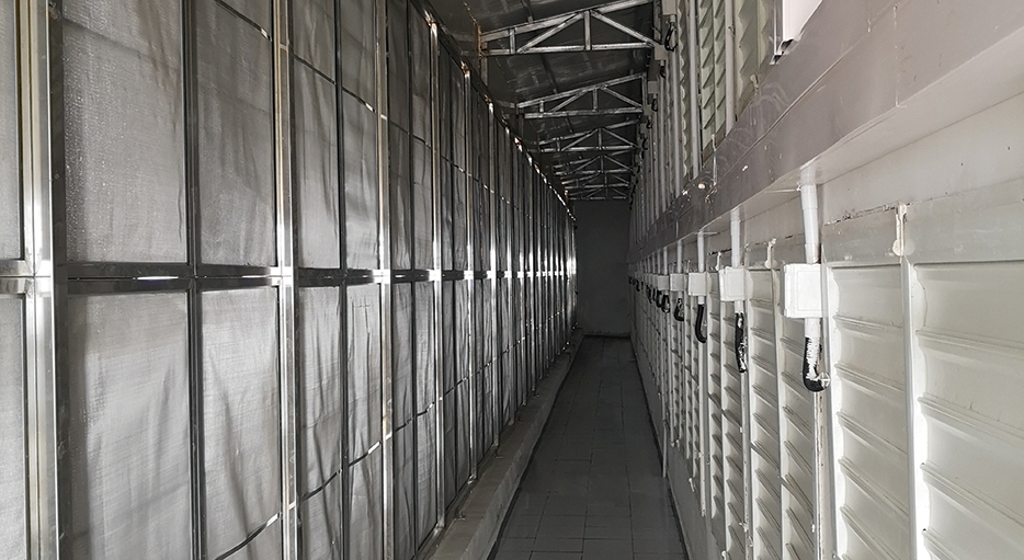 挡沙网内侧，严丝合缝。